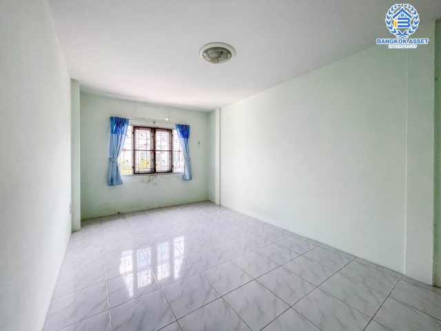 *****ทาวน์เฮ้าส์มือสองย่านนนทบุรี ม.บัวทองธานี กาญจนาภิเษก เนื้อที่ 18 ตร.ว. ฟังก์ชัน 3 ห้องนอน 2 ห้องน้ำ 1 ที่จอดรถ ทาวน์เฮ้าส์หน้ากว้าง บนทำเลเดินทางสะดวก ติดถนนกาญจนาภิเษก ใกล้เซ็นทรัลเวสต์เกต และรถไฟฟ้าสายสีม่วง "สถานีคลองบางไผ่" จองเลย!